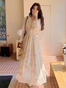 茶歇法式v领碎花连衣裙女2025夏季新款小心机露腰气质显瘦长裙潮图片