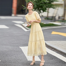 2025年夏季新款优雅蕾丝花边拼接中长款连衣裙女绝美今年流行爆款，女装连衣裙，美沁