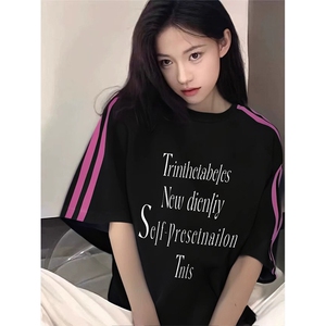 抖音得物品质二开240克宽松纯棉美式潮牌印花三条杠中性风短袖T恤图片