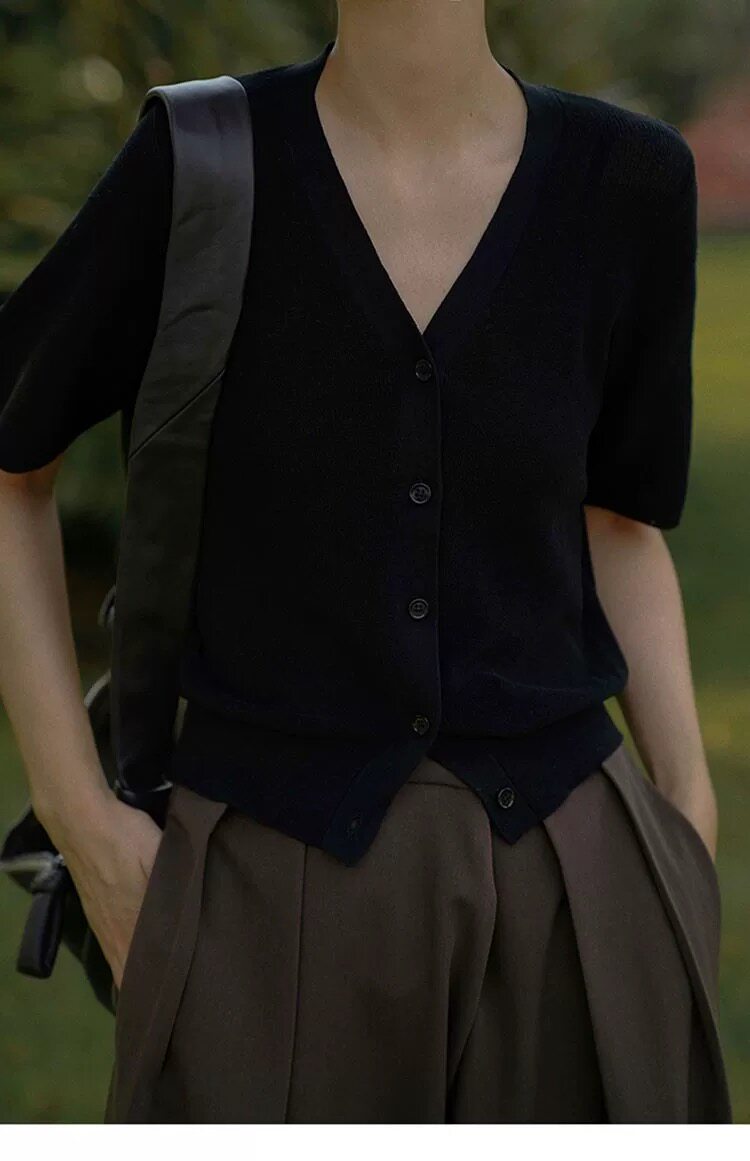 小众V领黑色冰丝短袖t恤女2025夏季宽松显瘦薄款半袖针织开衫上衣，女装T恤，雪真羊绒