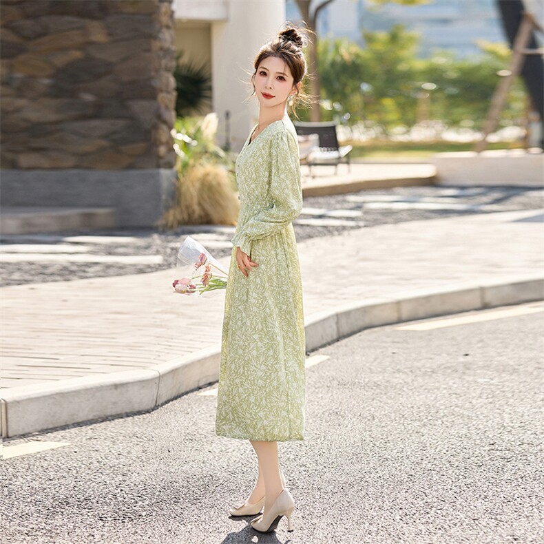 现货2024法式浪漫感V领印花连衣裙高腰飘逸长袖中长裙,女装连衣裙,星期衣