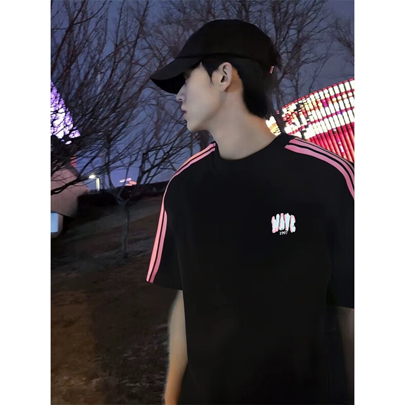 抖音得物品质二开240克宽松纯棉美式潮牌印花三条杠中性风短袖T恤图片