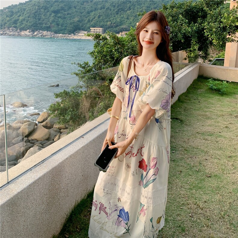 印花连衣裙女夏季2026新款韩系松弛感小众俏皮减龄涂鸦花卉中长裙，女装连衣裙，艾米莉亚