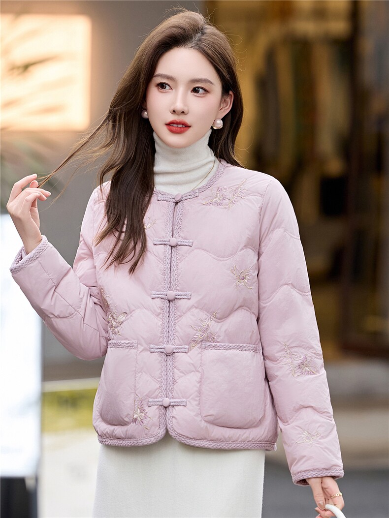 时尚立领绣花羽绒服女2025冬季新中式宽松洋气短款90白鸭绒外套,女装羽绒服,伊航服饰