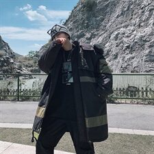 黑色