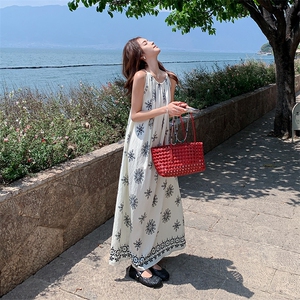 复古碎花度假风吊带连衣裙女2025夏季新款法式桔梗茶歇显瘦长裙子图片