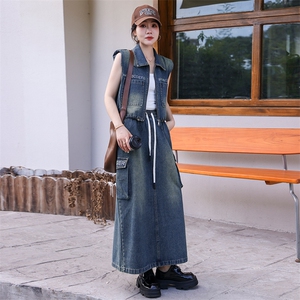 现货时尚休闲牛仔马甲套装裙女2024秋新款洋气减龄半身裙两件套图片