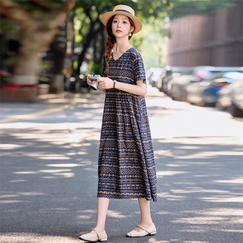 印花连衣裙女2025夏季新款今年流行爆款中长款大码时尚v领裙子潮,女装连衣裙,依万里