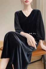 黑色金丝绒连衣裙女新款长袖V领显瘦气质优雅，女装连衣裙，圣丽羊绒
