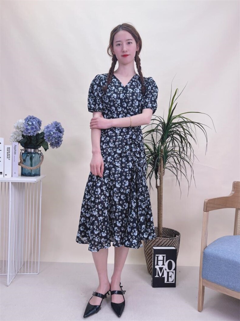 现货夏季新款肌理面料碎花连衣裙，女装连衣裙，蘑小菇