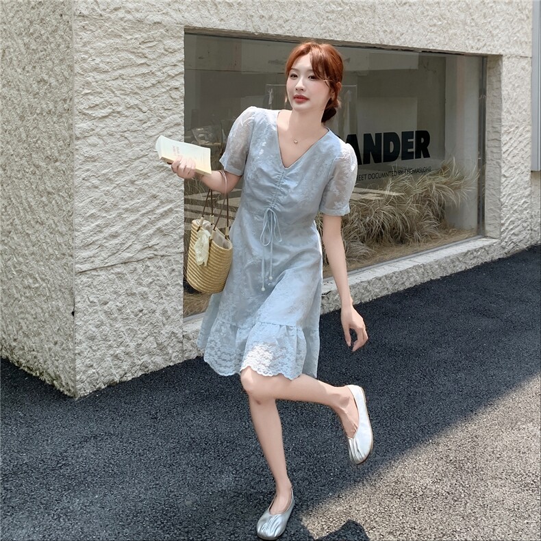 浅蓝色法式精致刺绣V领连衣裙女2026夏季新款巨好看气质减龄,女装连衣裙,霓裳依族
