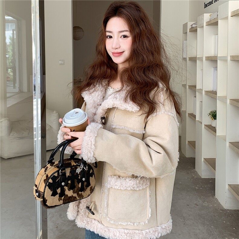 25冬季新款牛角扣皮毛一体外套2B082-2266-p215k323,女装短外套,2B082