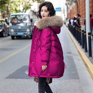玫红色羽绒服女中长款90白鸭绒大毛领外套【高仿毛下架】，女装羽绒服，鑫源服饰
