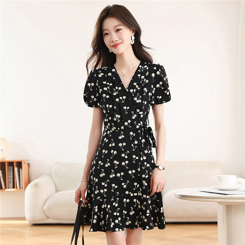 2026夏季新款法式樱桃印花连衣裙V领泡泡袖收腰系带小个子显瘦A字，女装连衣裙，艾米