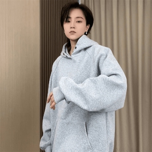 抖音得物品质26春装美式高街曼巴棉古铜两粒扣连帽套头卫衣外套,格子外套毛呢大衣搭配什么鞋子图片