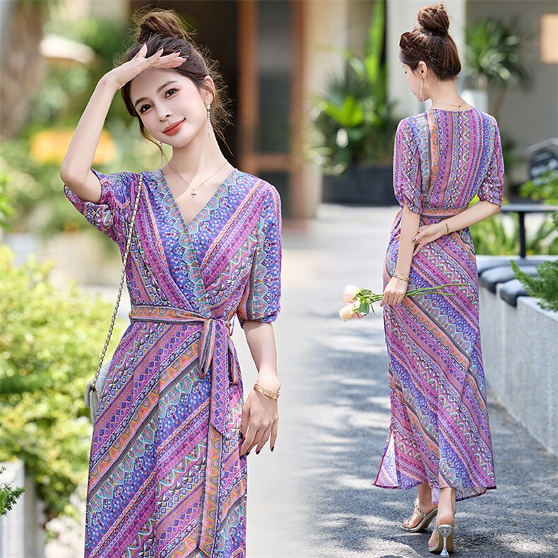 法式气质浪漫印花连衣裙女2025夏季新款收腰显瘦度假风V领长裙子，女装连衣裙，美沁