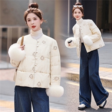 现货。2025年潮冬季真狐狸毛重工刺绣钉珠短款新中式羽绒服新款，女装羽绒服，艾仟回(原伊仟回)