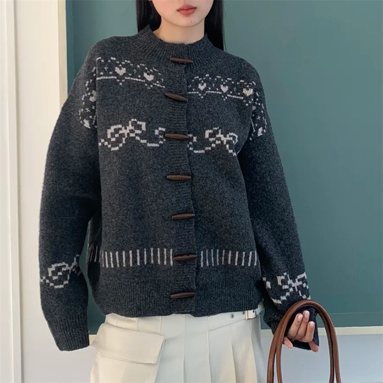 2025年秋季新款百搭女士提花牛角扣长袖羊毛开衫,女装羊毛衫,新胜羊绒
