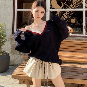 假两件撞色春季新款V领针织衫女设计感黑色内搭修身长袖打底上衣图片
