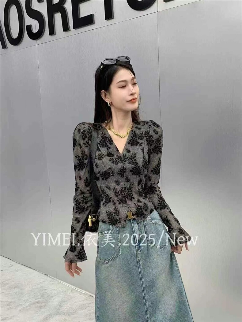 V领超弹显瘦复古植绒玫瑰提花喇叭袖打底衫,针织衫/毛衣,东正羊绒