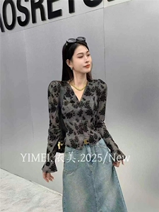 V领超弹显瘦复古植绒玫瑰提花喇叭袖打底衫图片