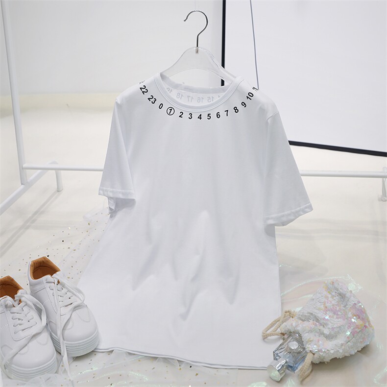 【现货】胖俗俗PSSMAX【重磅显瘦】夏季休闲垂感短袖领口刺绣T恤，女装T恤，钱塘布衣