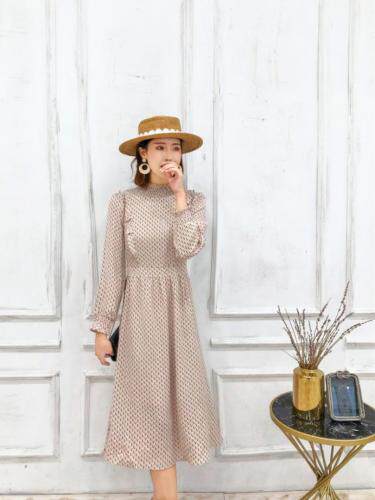 现货高领内搭连衣裙自然收腰设计很显瘦，女装连衣裙，荷塘月色