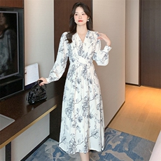 春装芙蓉缎复古v领印花连衣裙女早春中长裙收腰碎花裙，女装连衣裙，美吧服饰