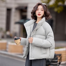 爆{《2025年冬季新款90绒泡芙短款羽绒服时尚休闲轻盈显瘦蓬松》，女装羽绒服，欧米莱