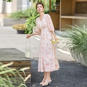夏季新款订珠花边领腰间打揽收身显瘦度假旅游碎花连衣裙图片