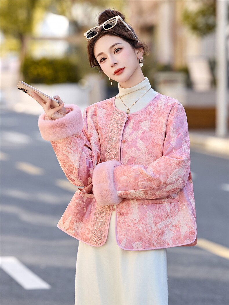 2025年潮冬季真狐狸毛重工刺绣钉珠短款新中式羽绒服新款,女装羽绒服,伊仟回
