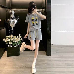 韩版休闲时尚套装女夏款个性简约圆领印花刺绣上衣阔腿短裤两件套图片