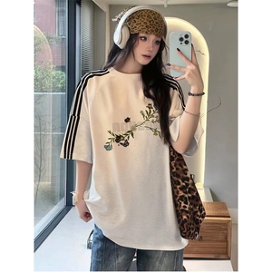 抖音得物品质二开240克宽松纯棉美式潮牌印花三条杠中性风短袖T恤图片