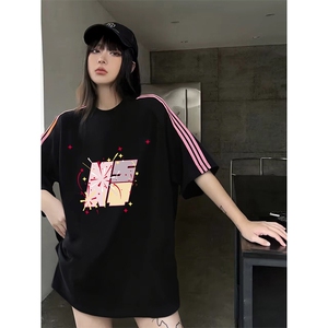 抖音得物品质二开240克宽松纯棉美式潮牌印花三条杠中性风短袖T恤图片