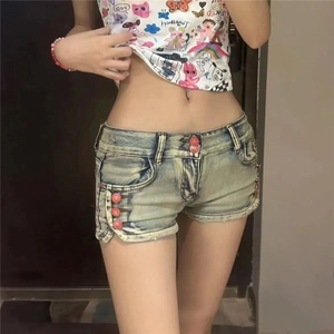 高街复古纽扣牛仔短裤女夏季辣妹低腰显瘦紧身包臀直筒热裤
