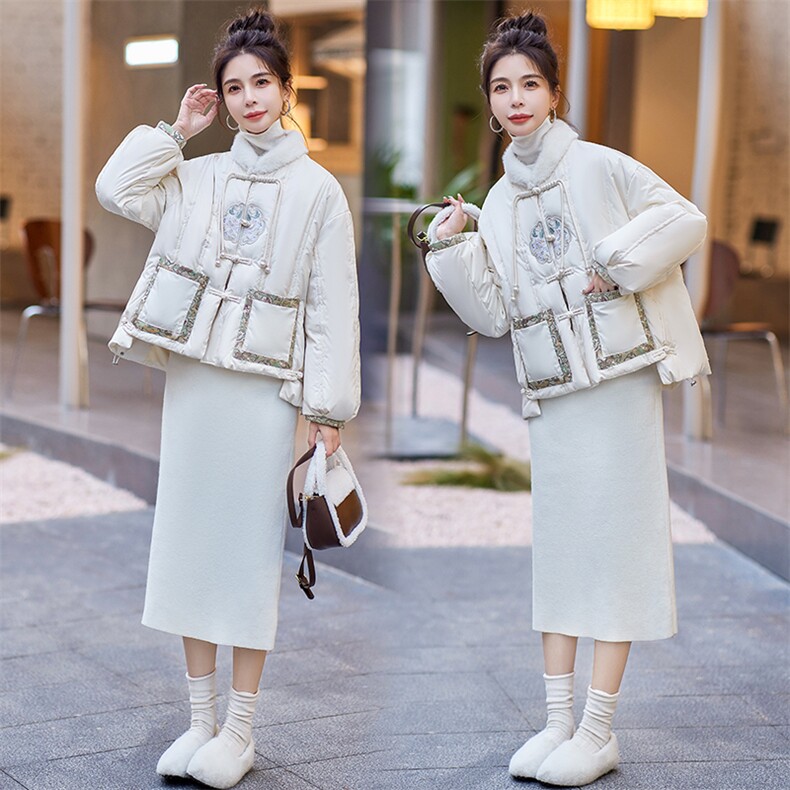 现货2023新中式刺绣羽绒服毛毛立领宽松白鸭绒短外套小香风上衣，女装羽绒服，仟媚宠