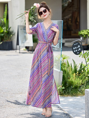 法式气质浪漫印花连衣裙女2025夏季新款收腰显瘦度假风V领长裙子，女装连衣裙，美沁