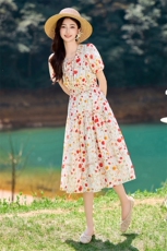 赫本风碎花连衣裙女夏2026新款法式设计感显瘦气质女神范过膝长裙，女装连衣裙，倪叶myz
