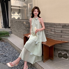 豆绿色挂脖露肩吊带连衣裙女夏2025新款独特漂亮巨好看高级感长裙，女装连衣裙，2C273