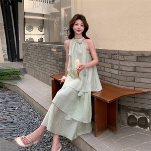 豆绿色挂脖露肩吊带连衣裙女夏2025新款独特漂亮巨好看高级感长裙图片
