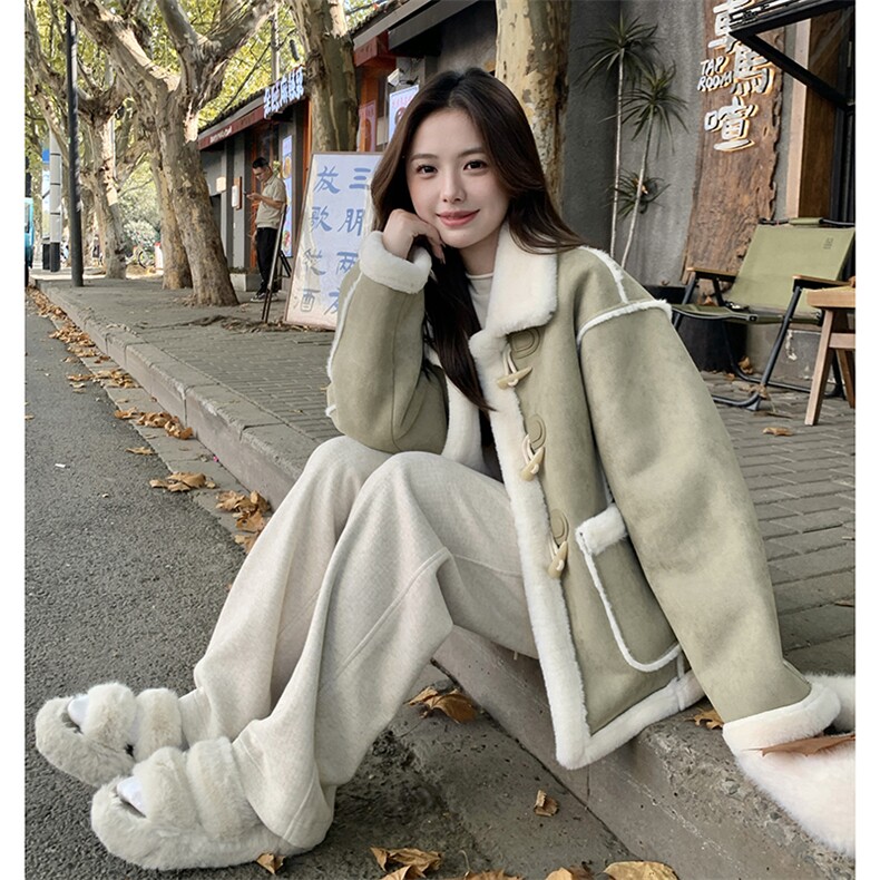 军绿羊羔毛皮毛一体外套女2024冬季新款小个子加绒加厚牛角扣棉服,女装短外套,2C129