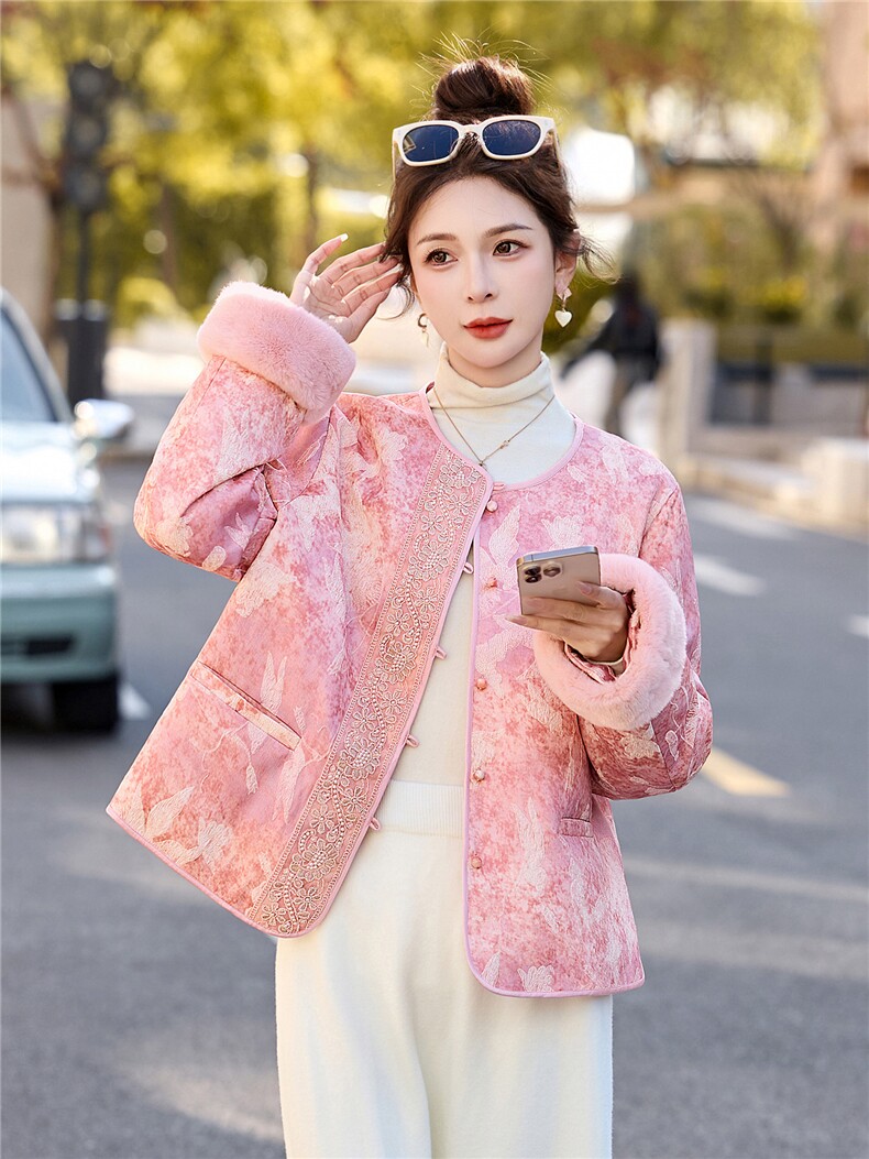 2025年潮冬季真狐狸毛重工刺绣钉珠短款新中式羽绒服新款,女装羽绒服,伊仟回