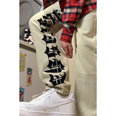 泥黄色