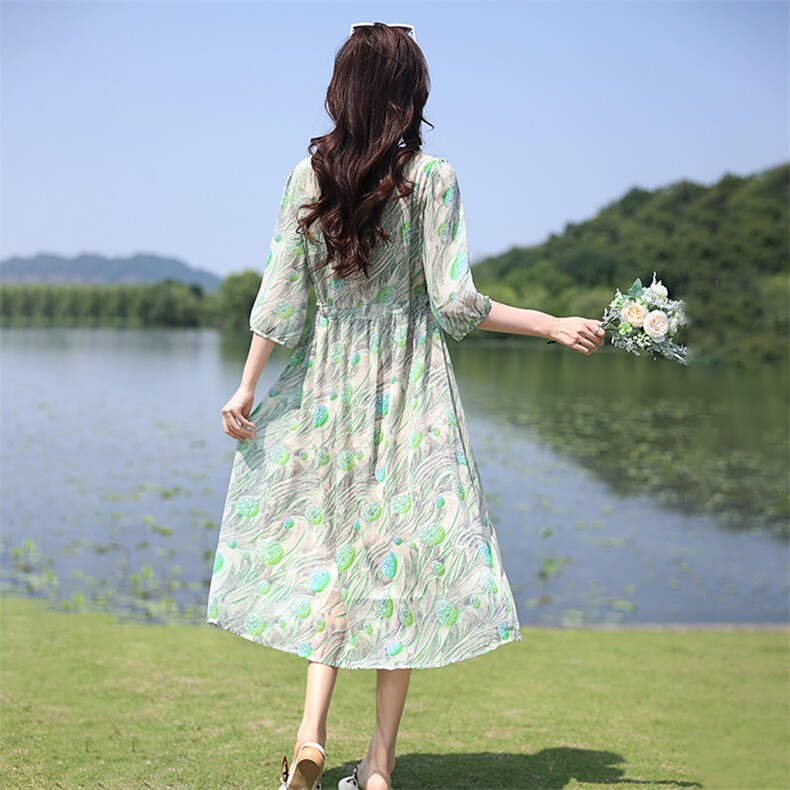 高端时尚V领碎花天丝雪纺连衣裙女2025夏季新款宽松显瘦度假裙子,女装连衣裙,凝聚力