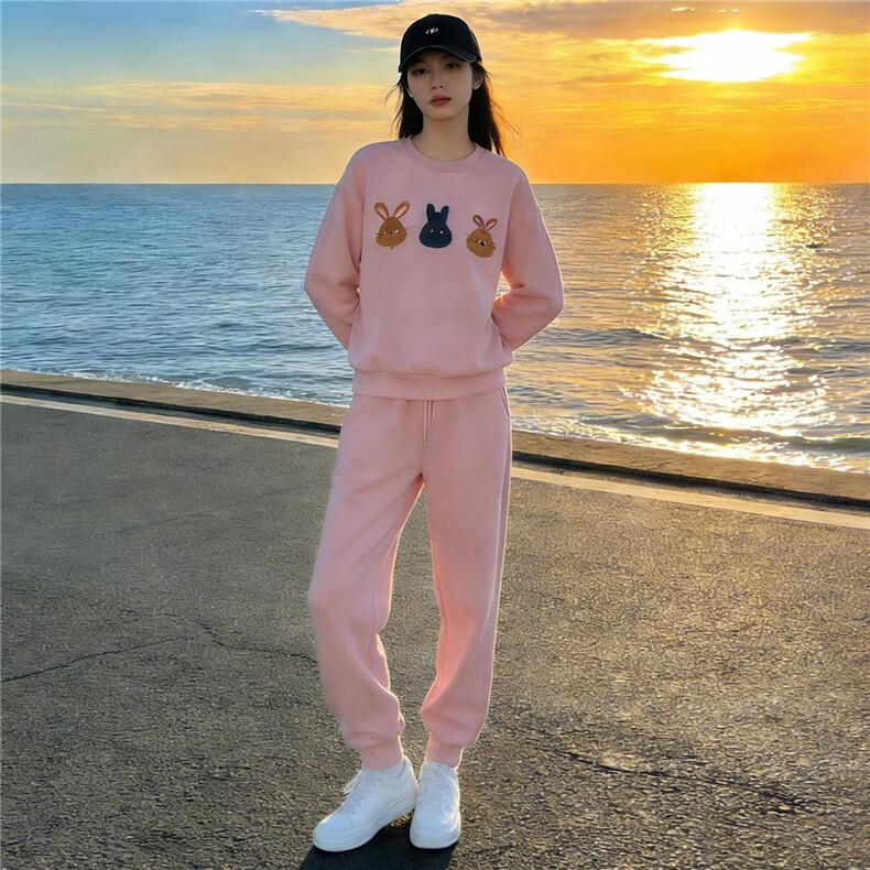 多巴胺粉色休闲运动套装女春季新款洋气卡通圆领卫衣束脚裤两件套,女装套装/套裙,江南