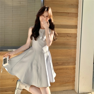 法式优雅高级感缎面连衣裙女2025夏季新款小个子掐腰超好看背心裙图片