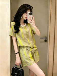 欧洲站时尚气质减龄套装女夏新款圆领冰丝短袖上衣阔腿短裤两件套图片