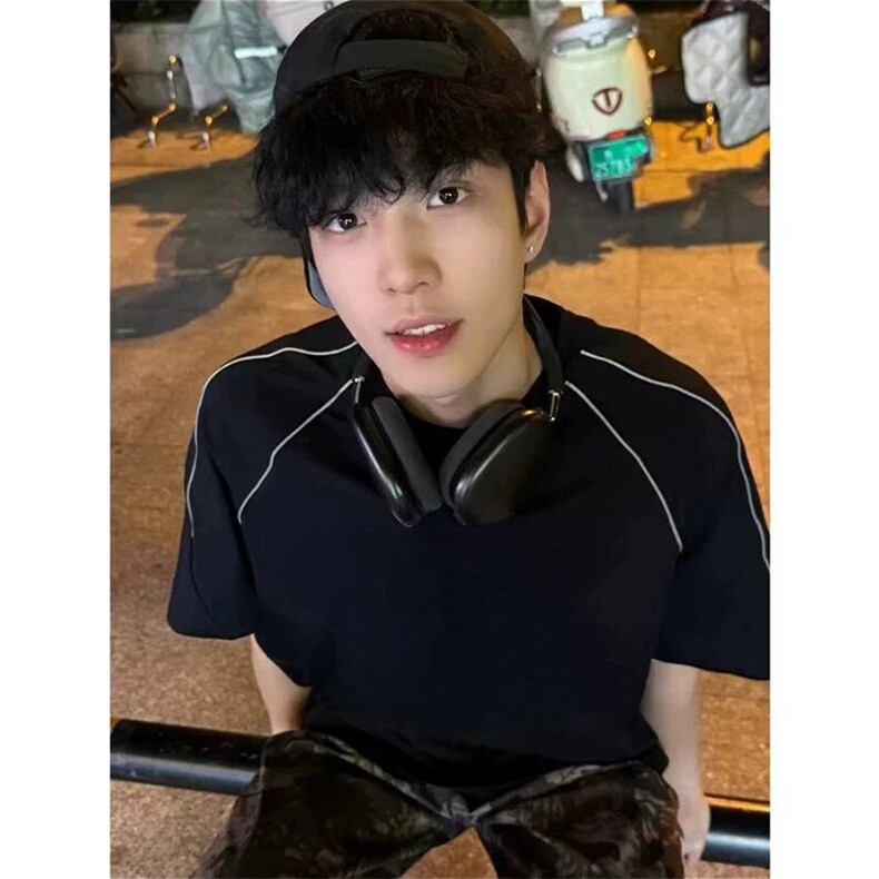 抖音得物二开240克宽松纯棉美式高街夜光反光工艺辑线短袖T恤,男装T恤,电商A486