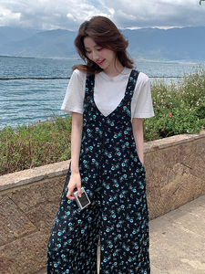 海边度假碎花背带裤女2025夏季新款韩系慵懒风宽松显瘦阔腿连体裤图片