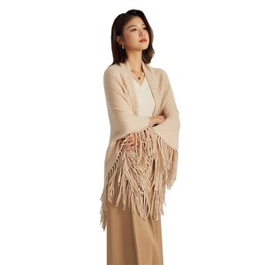 时尚百搭羊绒披肩 秋冬必备保暖流苏围巾 优雅气质女士配饰图片